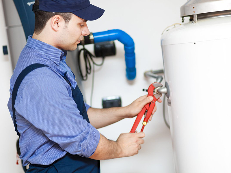 Fotografía de técnico reparando termo Baxi