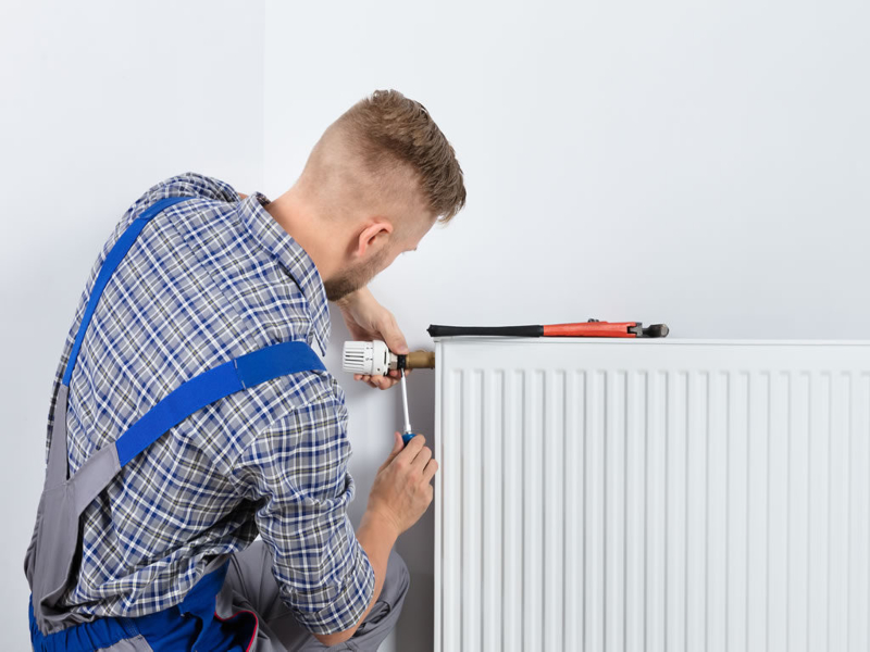 Fotografía de técnico reparando radiador Baxi