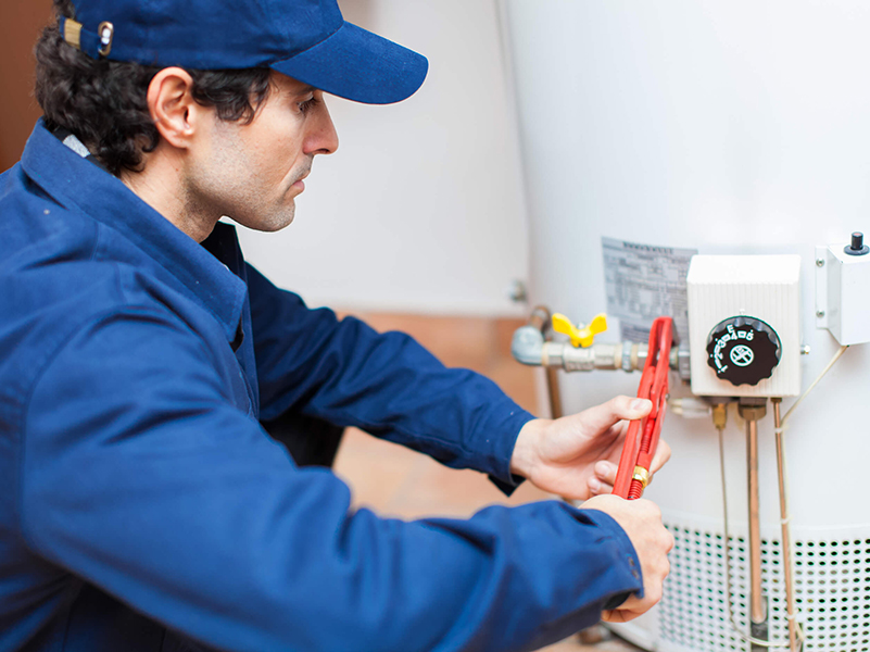 Fotografía de técnico reparando caldera Baxi