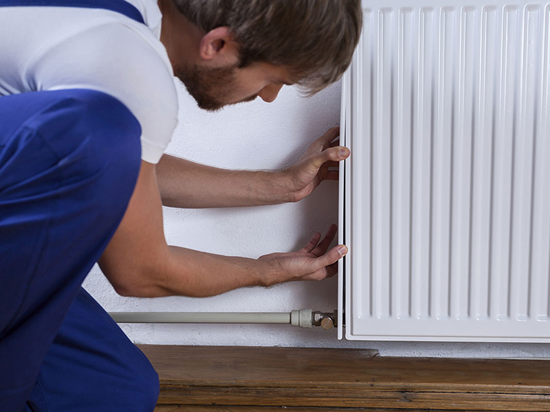 Fotografía de técnico reparando calefacción Baxi