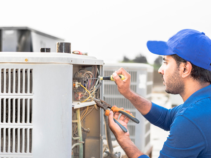 Fotografía de técnico reparando aire acondicionado Baxi